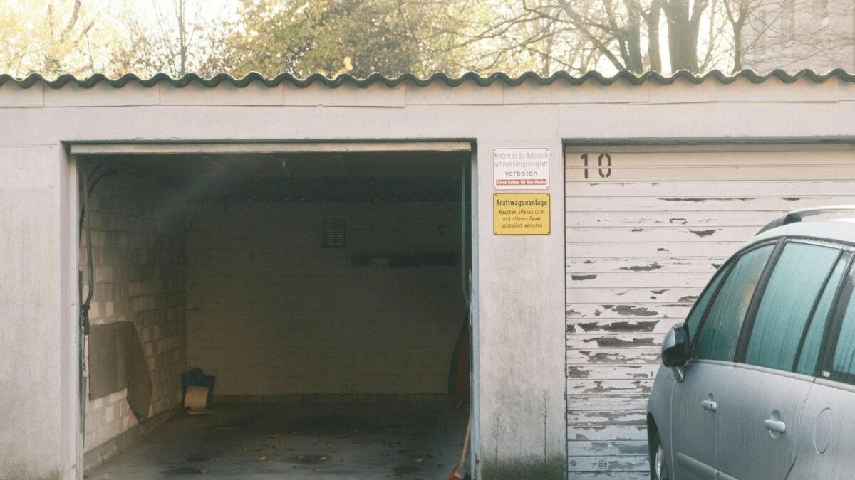 Vagas de Garagem em Condomínio: Posso Alugar, Trocar ou Usar para Depósito?